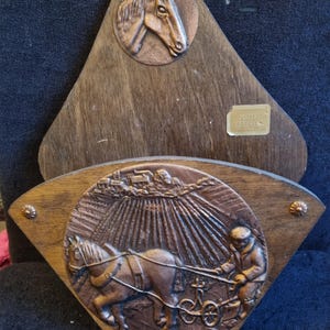 Vintage französischer Briefhalter aus Holz mit geprägtem Kupferpferdemuster