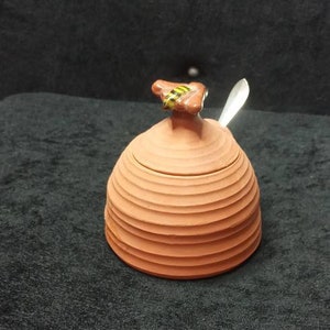 rustieke hand gegooid terracotta bijenkorf vormige honing pot.with geglazuurde honingbij finial.bee korf honing pot met vintage zilveren plaat lepel