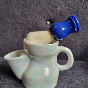 Hermosa taza de afeitar vintage de cerámica lustre con una encantadora taza de afeitar de porcelana retro de los años 50 con cepillo nuevo