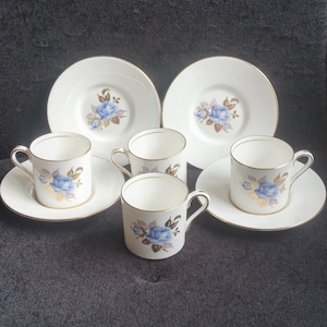 Beautiful set of four 1930s Aynsley pottery bone china espresso cups and saucers with delicate blue roses and gilding.