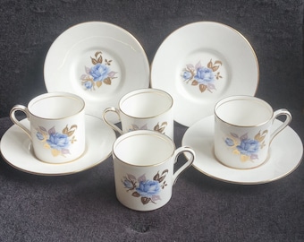 Bellissimo set di quattro tazzine e piattini da caffè in porcellana bone china degli anni '30 Aynsley con delicate rose blu e dorature.