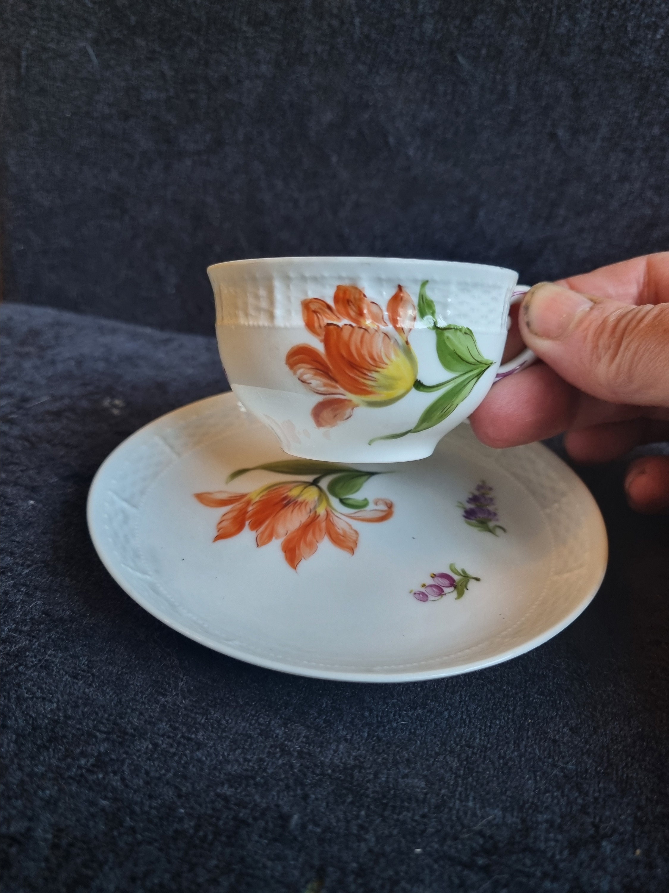 美しく繊細なニンフェンブルグ磁器の手描きデミタス コーヒー カップと 
