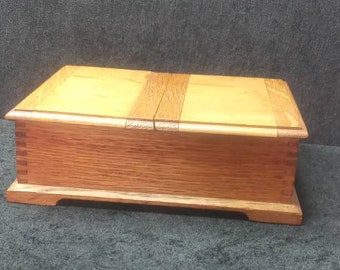 Beautifullly crafted vintage 1940s Made in England bi opening native woods cigarette table top box on carved feet. Jewellery or trinket box