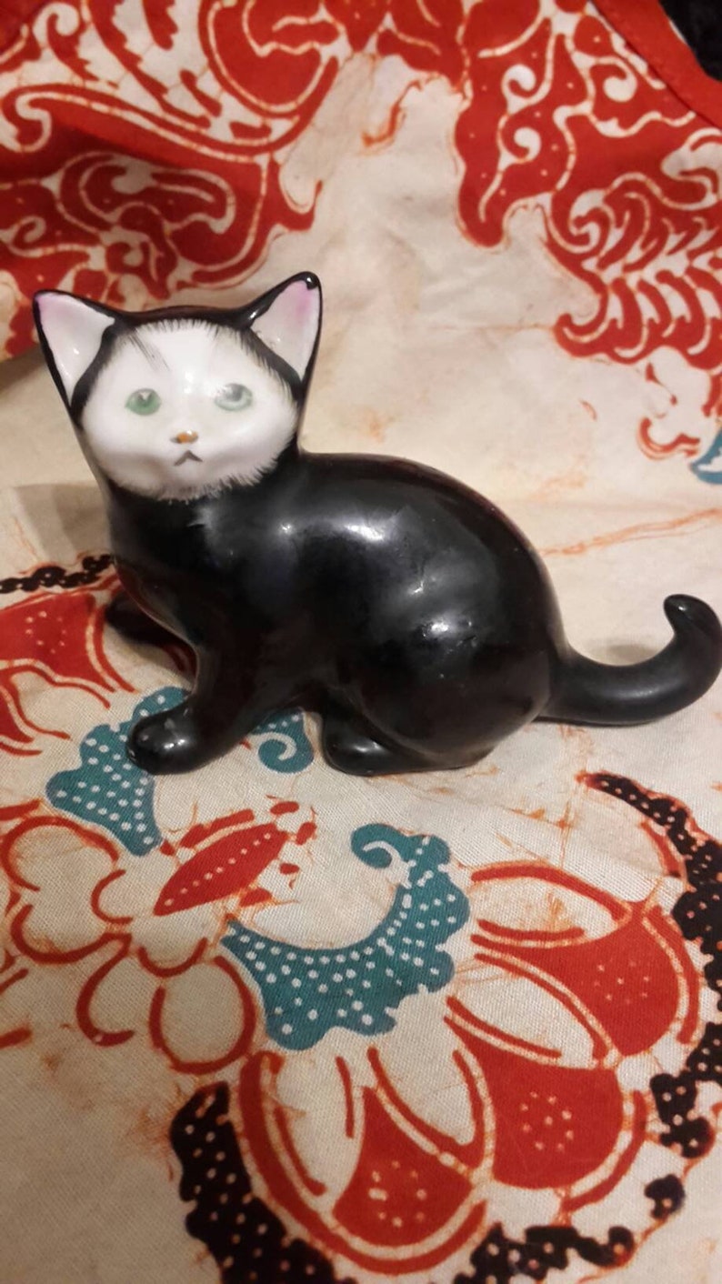 Vintage Chinese lucky black cat.porcelain 1940s lustre ware black cat