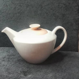 lovely vintage Streamline shape Twintone Peach Bloom and Seagull Poole pottery 2 pint teapot C97 1953 to 1968