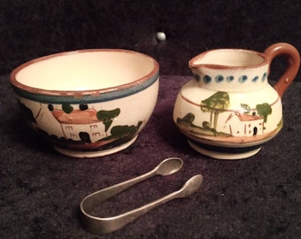 schattige Devon Motto ware suiker kom met suiker tang.anf een kleine bijpassende creamer melk kruik. mooi duo klaar voor crème thee