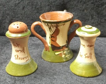 mooie naïeve vintage Motto ware zout en peper shakers met een bijpassende tweehandige beker .featuring een vrolijk handgeschilderde zeilboot.