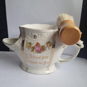 Antike Rasiertasse aus den 20er Jhsen mit Transferdekoration A Present from Southend auf einer Rasiertasse aus Porzellan mit neuem Pinsel