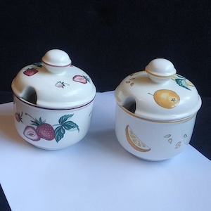 Belle paire de pots à confiture ou à conserve vintage Villeroy et Bosch, modèle Malaga, de la collection Botanica. Décoration fraise et orange.
