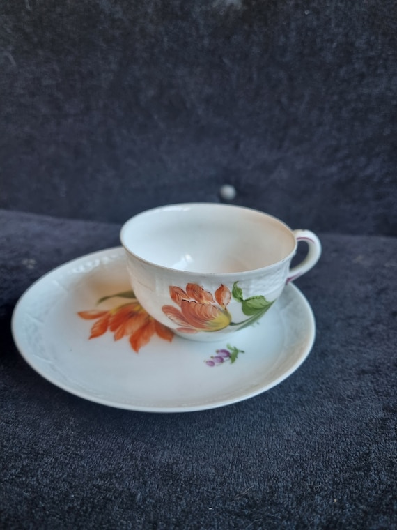 美しく繊細なニンフェンブルグ磁器の手描きデミタス コーヒー カップと