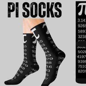 以下が含まれることがあります： 白字で「PI SOCKS」と書かれた黒い靴下。靴下にはπの記号と数字の羅列が描かれています。数学愛好家向けの楽しくてユニークなアクセサリーです。