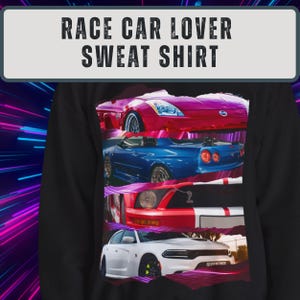 Puede incluir: Sudadera negra con un gráfico de cuatro coches de carreras en rojo, azul y blanco. El texto "RACE CAR LOVER SWEAT SHIRT" está impreso en blanco en la parte superior.