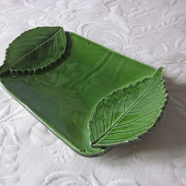 Ramequin ou vide-poche décoratif en terre cuite peint et vernissé.