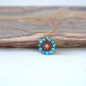 The pendant is handmade with a  manual technique called "Peyote", often used by native americans, ancient egyptians and other ancient civilizations. "Only" thread and needle are needed. In this case, the thread used is the thinnest nylon wire.