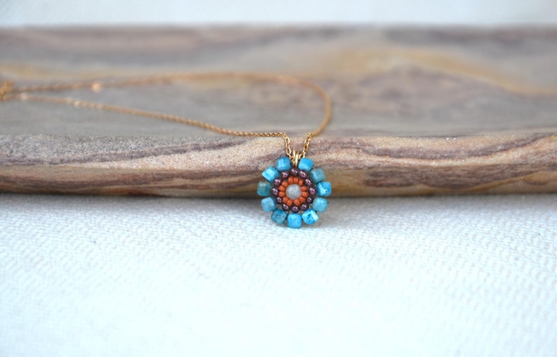 The pendant is handmade with a  manual technique called "Peyote", often used by native americans, ancient egyptians and other ancient civilizations. "Only" thread and needle are needed. In this case, the thread used is the thinnest nylon wire.