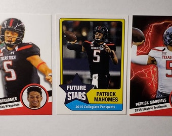 Op de afbeelding: Drie verzamelkaarten met Patrick Mahomes, een American footballspeler voor Texas Tech University. De kaarten zijn uit verschillende jaren en tonen verschillende foto's van Mahomes in zijn uniform. De tekst op de kaarten omvat "Patrick Mahomes", "Texas Tech", "Future Stars", "2014 Hot Shot Prospects", "2015 Collegiate Prospects", "2014 Electric Freshmen" en "5".
