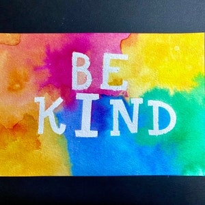 Cartão Postal Be Kind Pride Watercolor