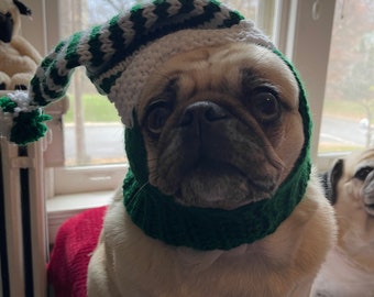 Sombrero de pug elfo de punto / Snood de elfo pequeño de Papá Noel para pugs / Sombrero de pug navideño verde y blanco / ¡Hecho a mano! El 100% de las ganancias se destinan a organizaciones benéficas.