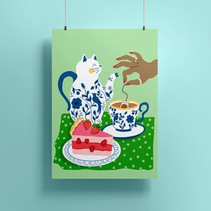 Peut inclure: Une illustration verte et blanche d'un chat versant du thé d'une théière bleue et blanche dans une tasse à thé. Une main avec du vernis à ongles rouge trempe un sachet de thé dans la tasse à thé. Une part de gâteau aux fraises est sur une assiette avec une nappe à pois verts et blancs.