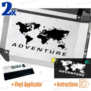 Puede incluir: Dos calcomanías de vinilo negro que representan un mapa del mundo con la palabra "ADVENTURE" debajo. Las calcomanías se muestran en una superficie plateada. La imagen también incluye una escobilla de goma e instrucciones para aplicar las calcomanías.