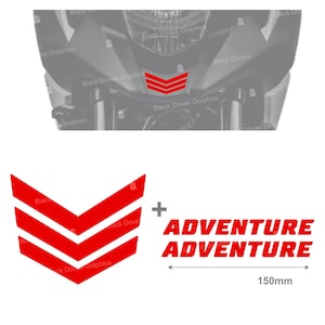 Può includere: Adesivo per moto rosso e bianco con le parole "Adventure" ripetute due volte. L'adesivo è largo 150 mm.