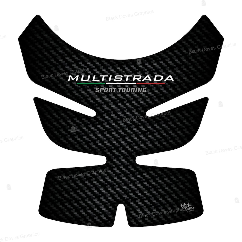 Peut inclure: Protection de r&eacute;servoir de moto en fibre de carbone noire avec le texte "MULTISTRADA SPORT TOURING" en blanc. Le design pr&eacute;sente un motif textur&eacute; et une barre de couleur avec des rayures vertes et rouges. La forme est con&ccedil;ue pour s'adapter &agrave; un r&eacute;servoir de moto.