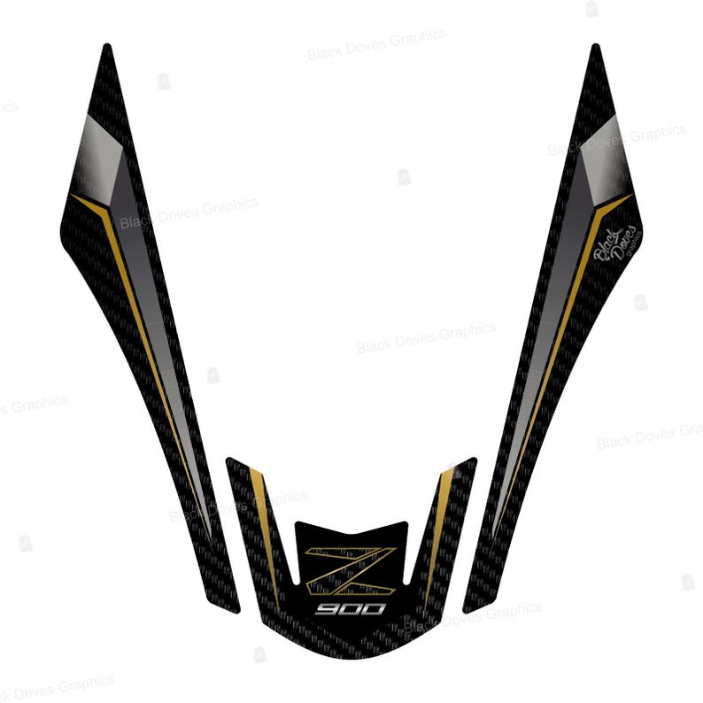 Pu&ograve; includere: Un paraserbatoio per moto nero e oro con una trama in fibra di carbonio. Il design include il testo "Z 900" in oro, con un logo "Z" stilizzato. Il cuscinetto ha una forma unica con bordi angolari e un accento argento metallizzato.