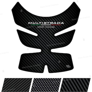 Peut inclure: Un protecteur de r&eacute;servoir noir textur&eacute; en fibre de carbone avec le texte "MULTISTRADA SPORT TOURING" en blanc. Le design comprend les couleurs du drapeau italien. Le protecteur a une forme unique et prot&egrave;ge le r&eacute;servoir de la moto.