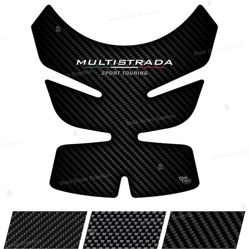 Peut inclure: Un protecteur de r&eacute;servoir noir textur&eacute; en fibre de carbone avec le texte "MULTISTRADA SPORT TOURING" en blanc. Le design comprend les couleurs du drapeau italien. Le protecteur a une forme unique et prot&egrave;ge le r&eacute;servoir de la moto.