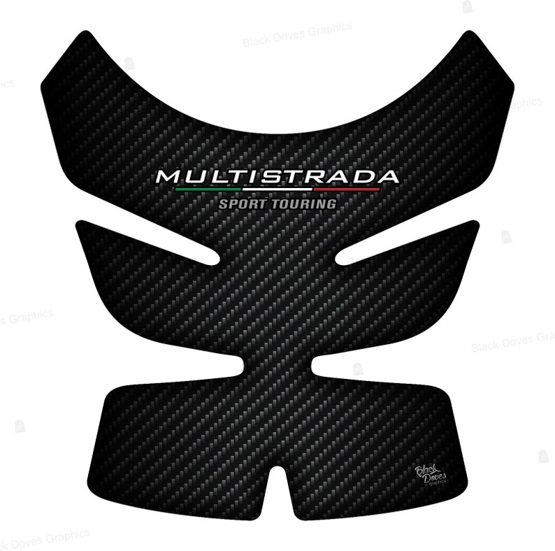 Peut inclure: Protecteur de r&eacute;servoir de moto en fibre de carbone noire avec le mot "MULTISTRADA" en blanc et "SPORT TOURING" en dessous. Le design a un motif textur&eacute; et une forme unique, avec un petit logo "Black Doves Graphics".