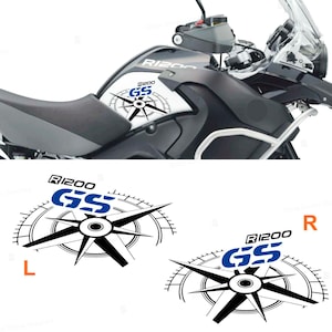 Peut inclure: Deux autocollants de boussole noir et blanc avec un logo bleu "R1200 GS". La boussole indique le nord, le sud, l'est et l'ouest. Les autocollants sont pour une moto.