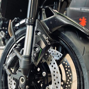 3D-gaffelskyddsklistermärken kompatibla med Kawasaki Z900 2026 (GN1) Candy Lime Green | Gaffelskydd i harts | Black Doves Graphics