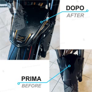 Pu&ograve; includere: Confronto prima e dopo di un parafango per moto. L'immagine 'prima' mostra un parafango danneggiato, mentre l'immagine 'dopo' mostra un parafango riparato o sostituito. Il parafango presenta dettagli neri, dorati e argentati. I testi "PRIMA BEFORE" e "DOPO AFTER" sono visibili.