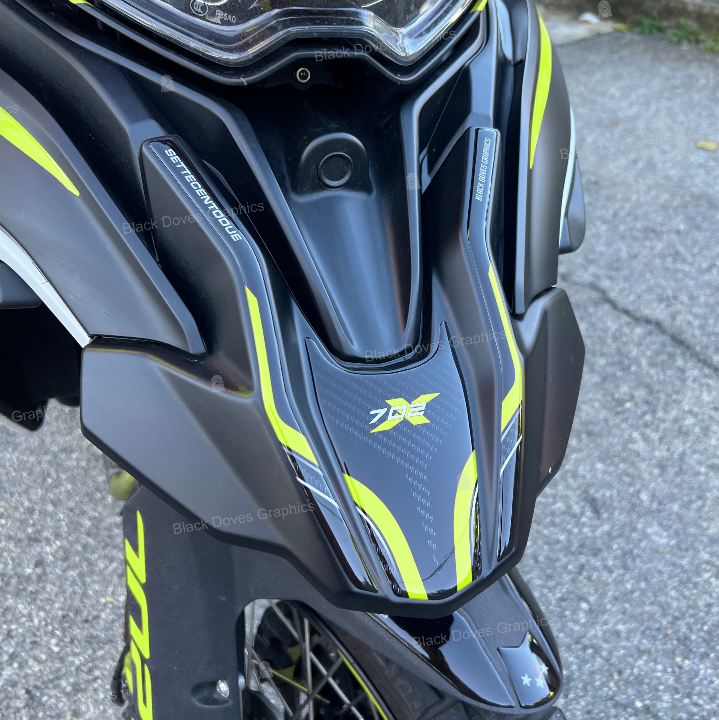 Labelbike 3D Gel Resin Tank Pad Sticker - Carbon Look Protection For Benelli TRK 702 Motorcycle
