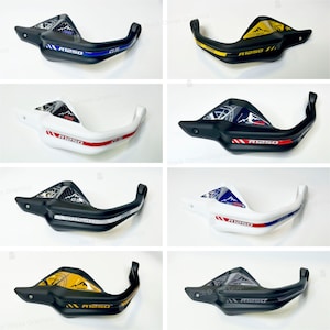 Op de afbeelding: Een verzameling motorhandbeschermers in diverse kleuren, waaronder zwart, wit en geel. Elke beschermer is voorzien van het "R1250" logo en andere graphics. De ontwerpen bevatten blauwe, rode en witte accenten.