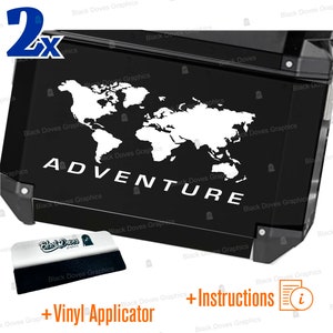 Pode incluir: Dois adesivos de vinil preto e branco com um mapa do mundo e a palavra "ADVENTURE". Os adesivos são em um fundo preto e são projetados para um carro ou caminhão.