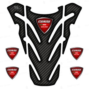 Könnte beinhalten: Ein schwarzer und weißer Tankpad aus Carbonfaser für Motorräder mit einem roten und weißen Corse Moto Sport Logo. Das Logo ist viermal auf dem Tankpad wiederholt.