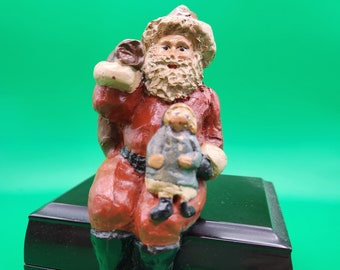 Beeldje kerstman op de plank van Ike en Sandy Spillman
