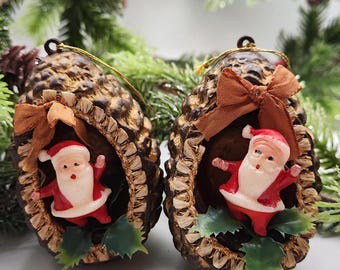 Dennenappel uit de jaren 70 met kerstmanornament (2)