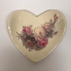 4&quot; Heart Shaped Ring holder Change Dish Jewelry Plate Bed Bath Kitchen Decor Mauve and White Rose Design