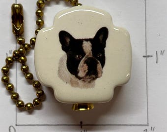 Puxador de ventilador de teto de cerâmica com corrente e design de buldogue francês.
