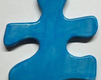 Pieza de rompecabezas de cerámica hecha a mano, única en su tipo, regalo de agradecimiento para maestros de necesidades especiales, excelente para colgar en la pared de la oficina o el aula, azul turquesa brillante.