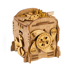 Könnte beinhalten: Eine Holzkiste mit aufwendigen Schnitzereien und einem runden Design auf der Vorderseite. Die Kiste ist aus hellbraunem Holz gefertigt und hat ein rustikales Aussehen.