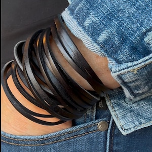 重ね付けレザーダブルラップブレスレット、ワイドカフリストバンド、ユニセックスパンクバイカージュエリー、ステートメントギフト