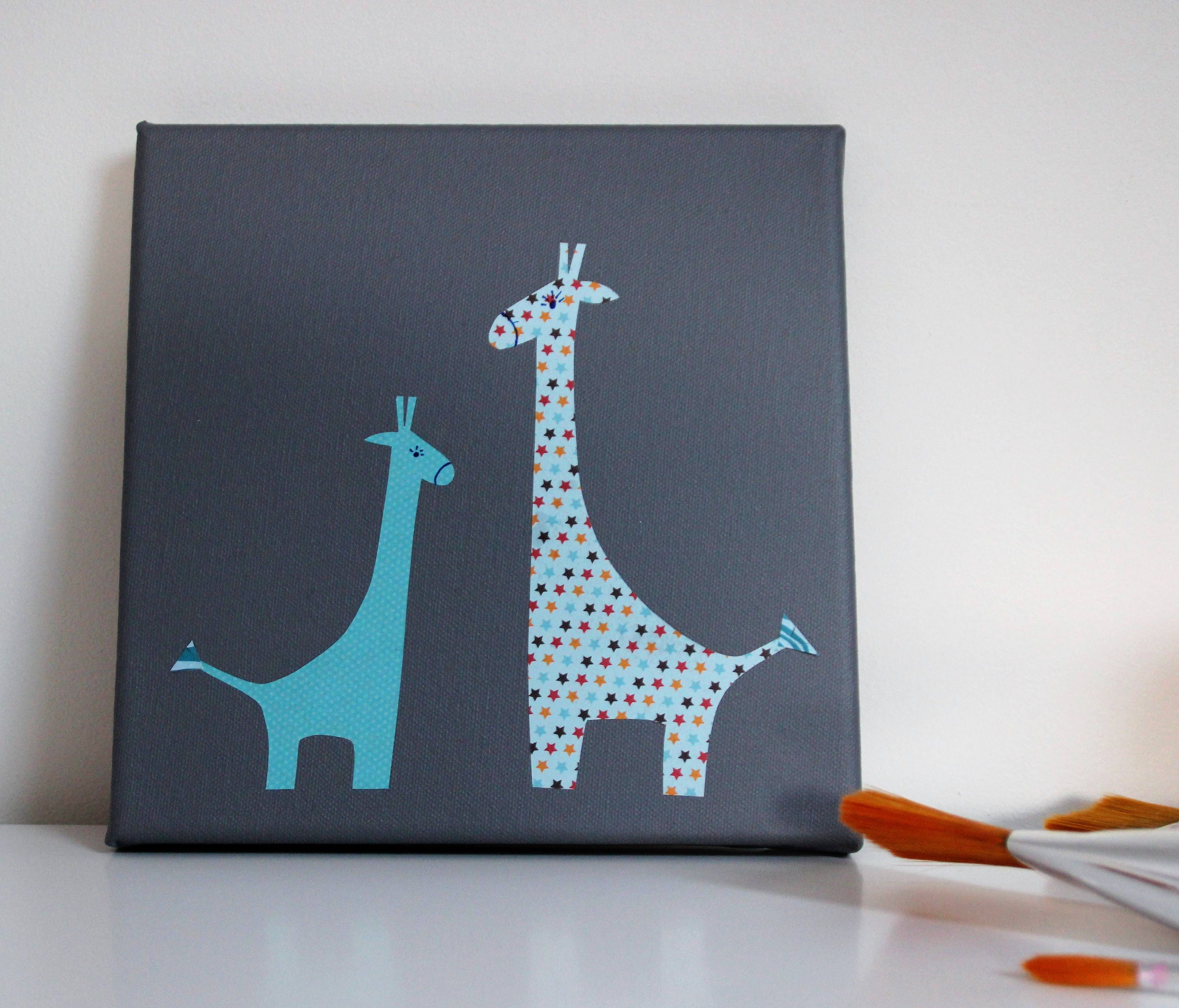 Girafes Bleues sur Tableau Gris - Cadeau de Naissance. Décoration Murale Chambre Enfant, Bébé, Garço