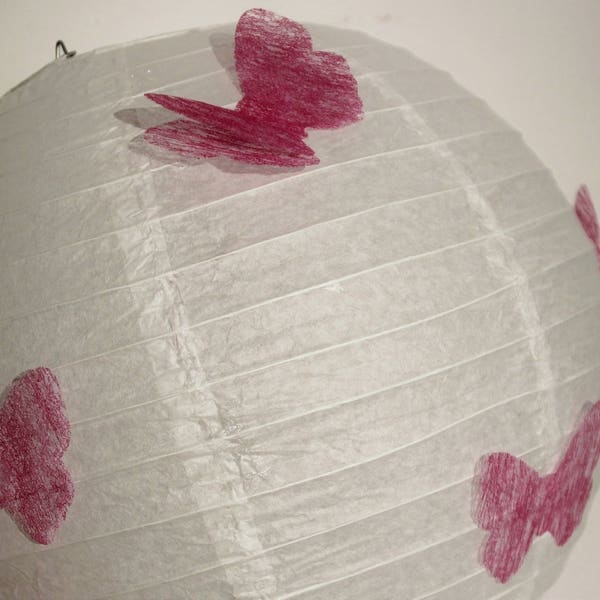 Suspension, boule chinoise, lampion en papier de soie blanc agrémenté de papillons rose vif - 35 cm