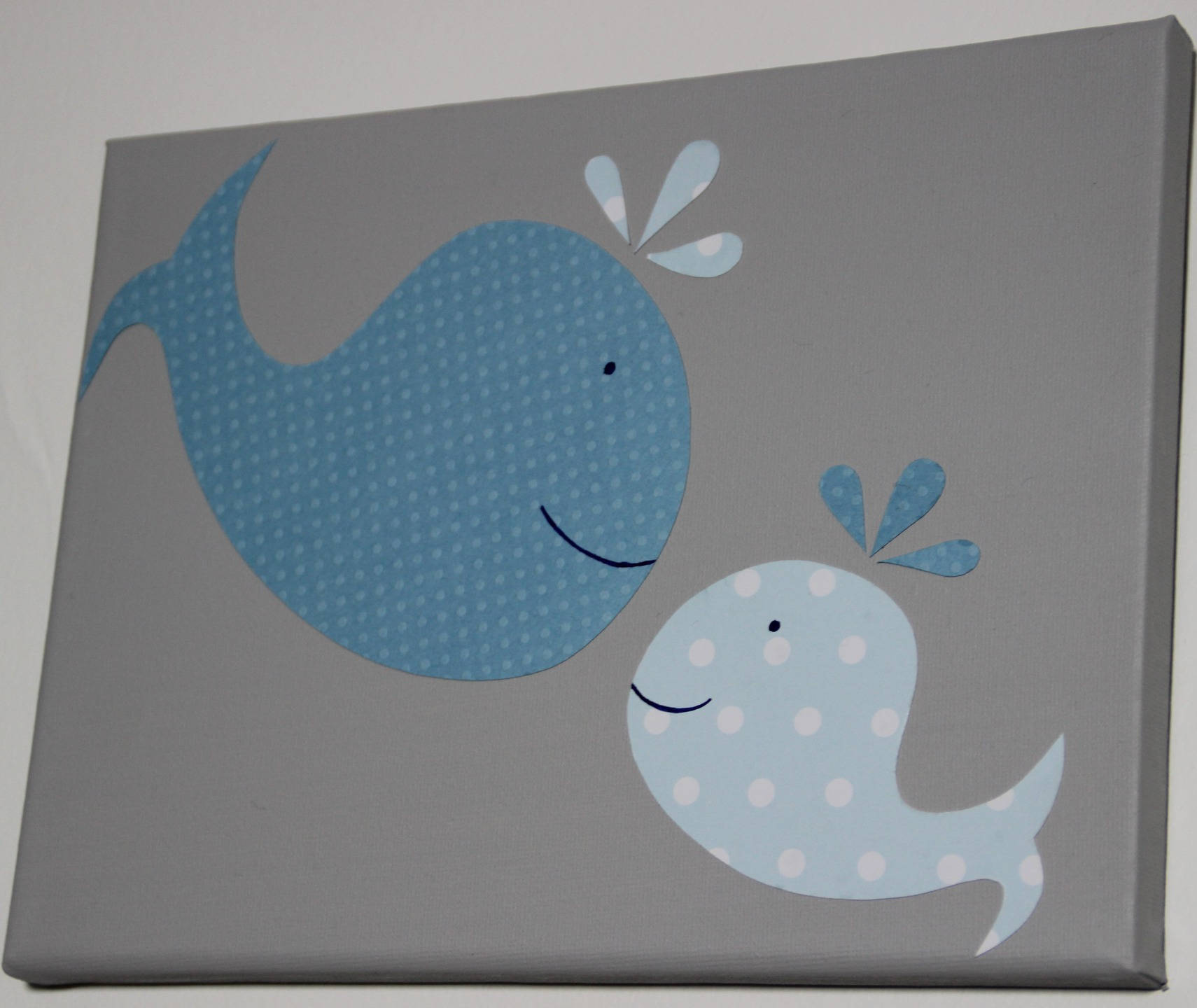 Décoration Murale Baleines Bleues sur Tableau Gris - Cadeau de Naissance, Chambre Enfant, Bébé, Garç