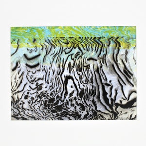 Puede incluir: Impresión de arte abstracto con patrones en espiral en negro, blanco y verde. La impresión tiene un aspecto texturizado y está firmada en la esquina inferior derecha.