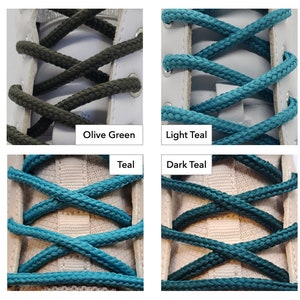 Op de afbeelding: Vier close-up afbeeldingen van veters in verschillende kleuren: olijfgroen, licht turquoise, turquoise en donkerblauw. De veters zijn geweven en hebben een platte, brede vorm.
