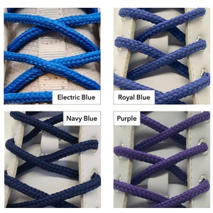 Op de afbeelding: Vier paar veters in verschillende kleuren: elektrisch blauw, koninklijk blauw, marineblauw en paars. De veters zijn getoond in witte sneakers.